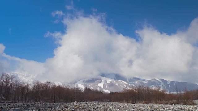 長野県白馬村 雪山と雲と青空 : パーン