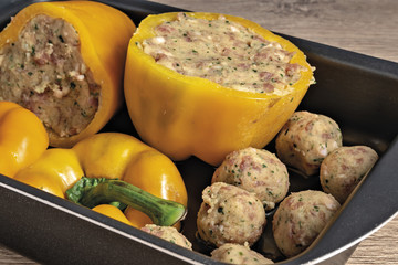 peperoni gialli ripieni crudi in padella da sopra primo piano altra vista