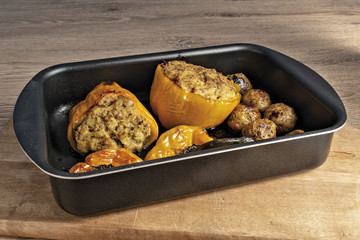 peperoni gialli ripieni cotti al forno in padella da sopra altra vista