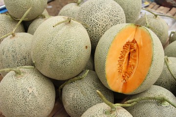 Fresh melon or cantaloupe in the market - obrazy, fototapety, plakaty