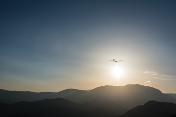 Segelflieger fliegt am Schneeberg in den Sonnenuntergang