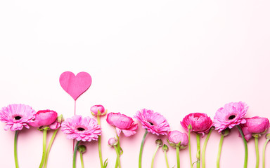 Muttertag, Herz mit Ranunkeln und Gerbera in pink auf Hintergrund rosa, Grußkarte