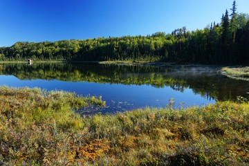 Obraz premium Beautiful wild landscape in Alaska reflecting in calm lake