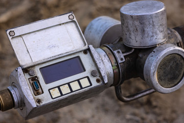 device for measuring the oil level in the well