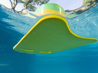 Keuken spatwand met foto Swimming board Yellow-green Floating in the pool © Pongvit