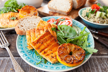 Gegrillter Kaese mit Salat