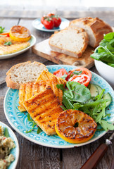 Gegrillter Kaese mit Salat