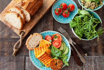 Gegrillter Kaese mit Salat