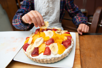 ケーキを作る女の子