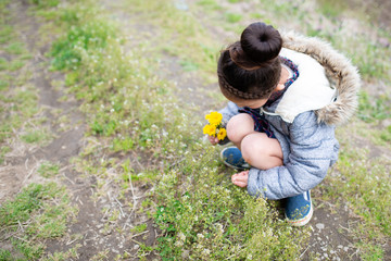 花を摘む女の子