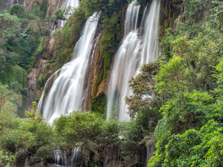 Fototapeta premium Thi lo su Waterfall. Najpiękniejszy wodospad w Tajlandii znajduje się w prowincji Tak.