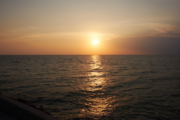 Obraz premium View of the sunset city from the pier in Pattaya