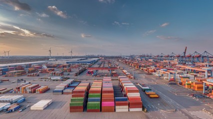 Containerterminal im Hamburger Hafen bei Sonnenuntergang