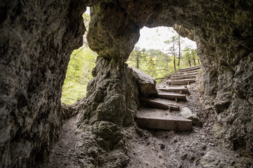 Wanderweg mit Stufen durch Felswand