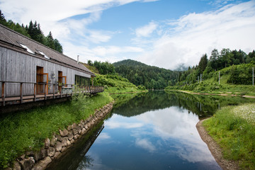Fototapeta na wymiar Holzhaus mit Terrasse an einem See