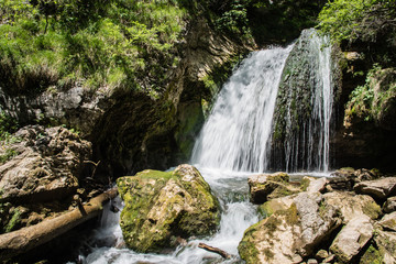 Wasserfall und Felsen im Sonnenlicht