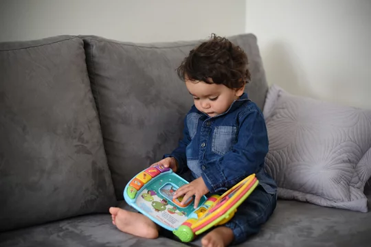 Jeune Bebe Jouant Avec Un Livre Musical Educatif Stock Photo Adobe Stock Jeune Bebe Jouant Avec Un Livre Musical Educatif Stock Photo Adobe Stock