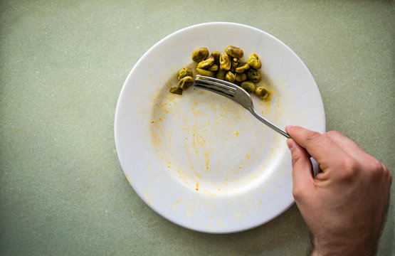 habas desechadas en un plato