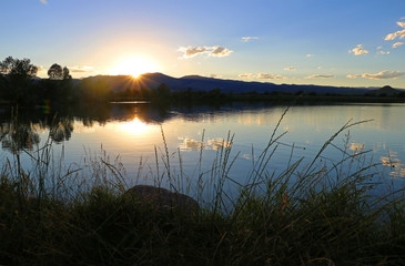 Fototapeta na wymiar Tranquil sunset over a quiet lake