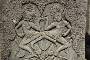 Danseuses sculptées en bas relief Angkor 