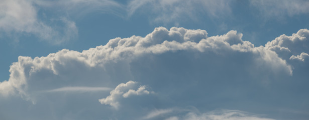 Céu azul com núvens em Portugal