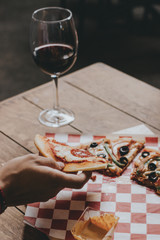 Mano con rebanada de pizza 