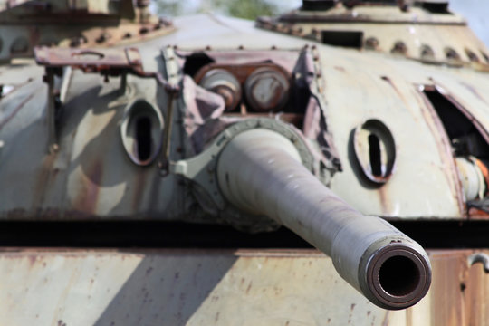 Kanonenrohr eines alten russischen Panzers
