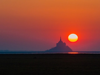 Coucher de soleil sur le mont saint michel