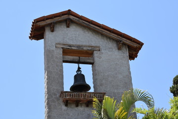 Campanario con techo a dos aguas con fondo de cielo azul