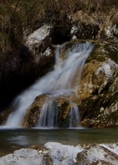 Fototapeta na wymiar Acqua, cascate, laghi e riflessi sulle Alpi