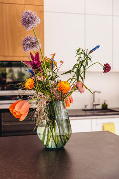 Fr&uuml;hlingsblumenstrau&szlig; auf K&uuml;cheninsel