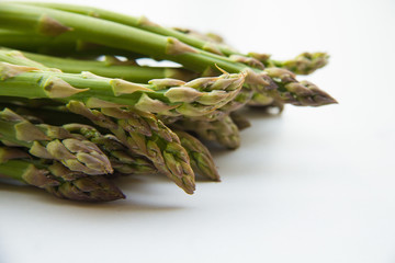 asparagi su sfondo bianco