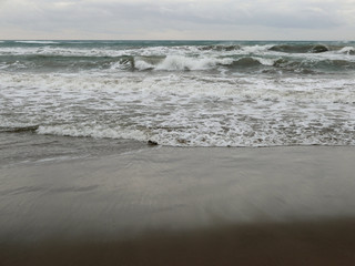immagine potente e malinconica del mare in inverno