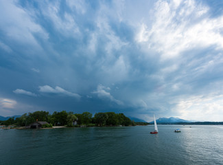 Segelboot auf dem Chiemsee in Bayern kurz vor einem Gewitter