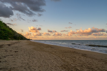 Sonnenuntergang bei Ellis Beach in Queensland Australien
