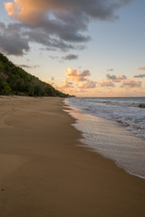 Sonnenuntergang bei Ellis Beach in Queensland Australien