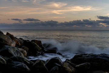 Sonnenaufgang bei Ellis Beach mit Felsen im Vordergrund