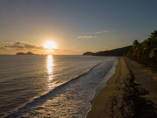 Double Island vor der Küste von Ellis Beach bei Sonnenaufgang aus der Luft aufgenommen