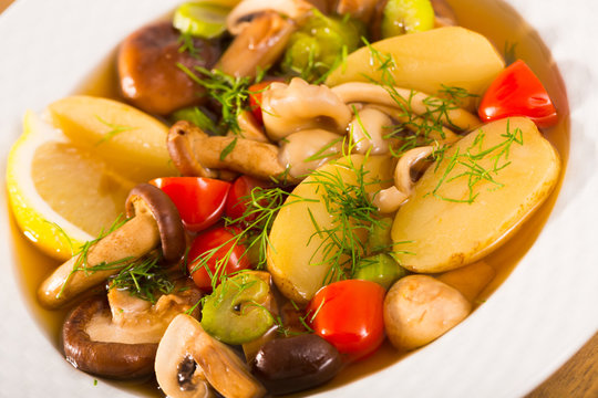 Mushroom hoosh boiled with honey fungus and vegetables