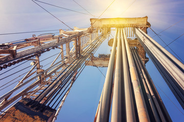 Obraz premium Onshore land rig in oil and gas industry.