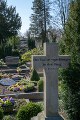 Steinkreuz mit Spruch