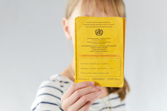 Impfbereitschaft / Impfpflicht bei Kindern - Junges M&auml;dchen h&auml;lt Impfpass in ihren H&auml;nden