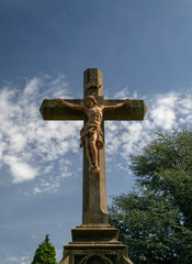 Altes Steinkreuz mit Jesus