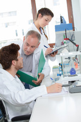 Obraz premium interns doing laboratory documentation