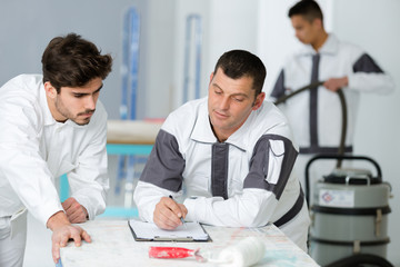 Obraz premium commercial painter trainer showing clipboard informatio