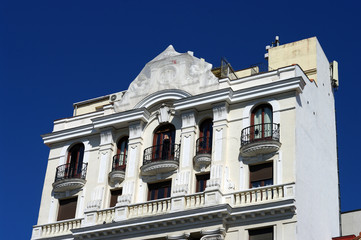 Femme contemplant la Plaza Ana depuis un immeuble - 2