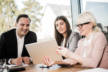 Chef und Mitarbeiter in der Besprechung im Büro