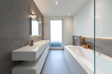 Modernes Badezimmer mit geraden Linien und großen Fliesen