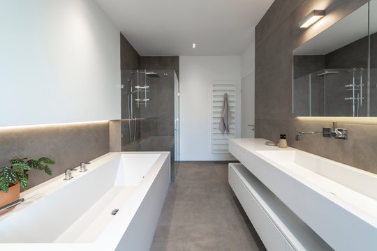 Modernes Badezimmer mit geraden Linien und gro&szlig;en Fliesen