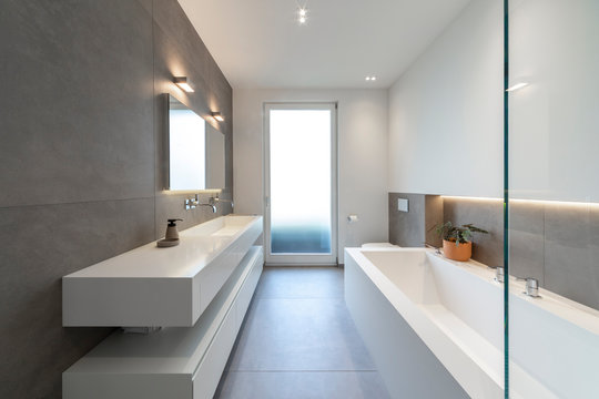 Modernes Badezimmer mit geraden Linien und großen Fliesen